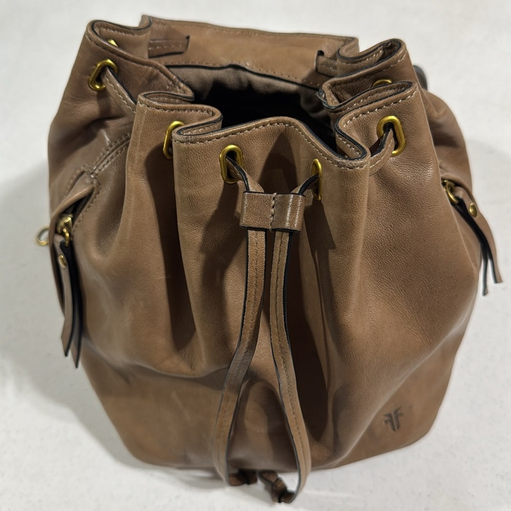 Frye Backpack Bucket Tan Leather Bag Gold Hardware Medium - Picture 11 of 14